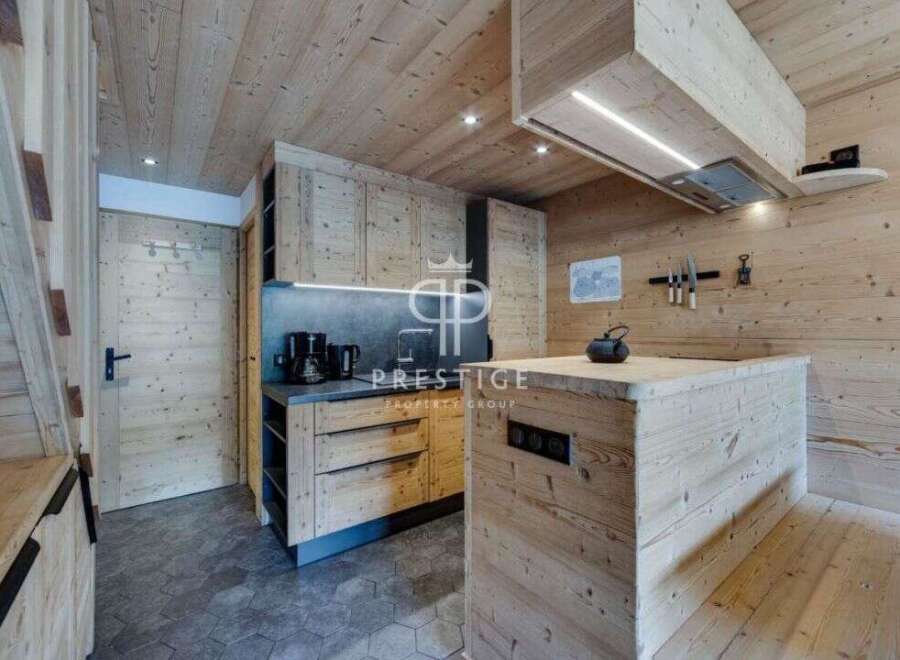 Discover the charm of this stunning wooden kitchen, a perfect blend of rustic elegance and modern design.