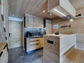 Discover the charm of this stunning wooden kitchen, a perfect blend of rustic elegance and modern design.