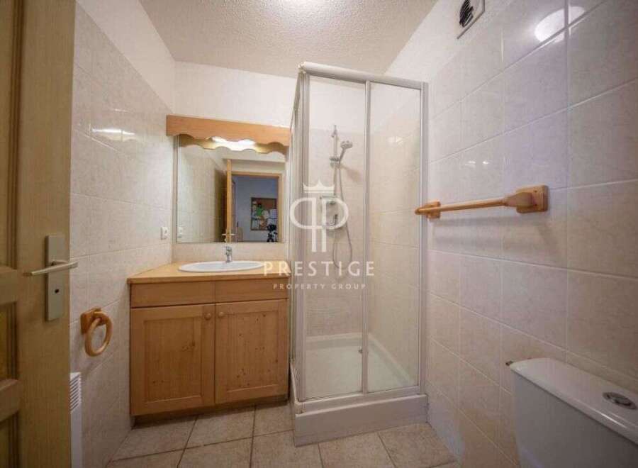 Discover a charming bathroom with a functional layout.