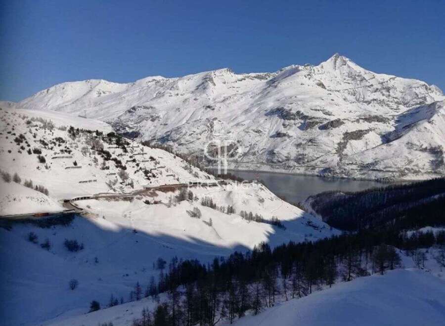 Discover breathtaking mountain views in this stunning property.