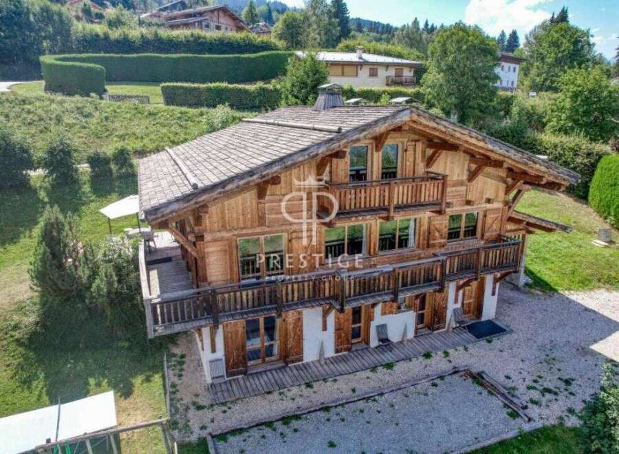 Discover a stunning wooden chalet nestled in a picturesque setting.