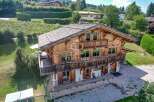 Discover a stunning wooden chalet nestled in a picturesque setting.
