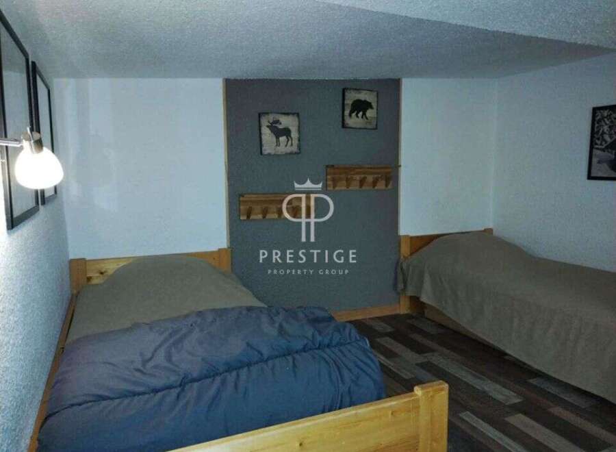 Cozy bedroom featuring two single beds, perfect for a comfortable stay.
