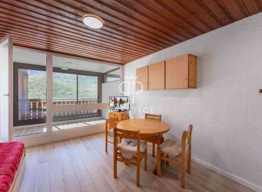 Discover a cozy retreat with stunning views! This property features a bright and airy living space, perfect for relaxation.