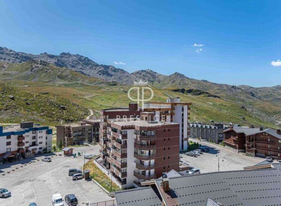 Discover luxury living in the heart of the mountains! This stunning property boasts breathtaking views and modern amenities.