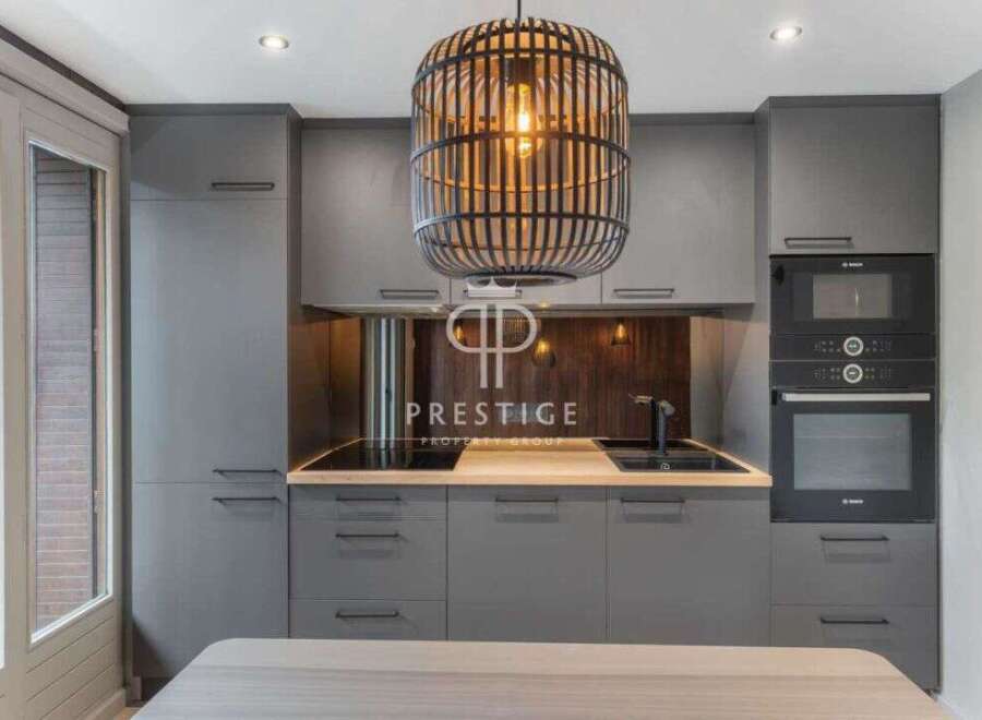 Discover modern elegance in this stunning kitchen.