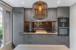 Discover modern elegance in this stunning kitchen.