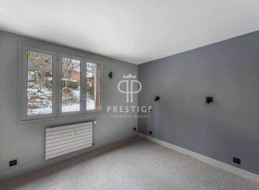 Discover this stunning property featuring a modern design and ample natural light.