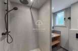Discover modern elegance in this stunning bathroom.