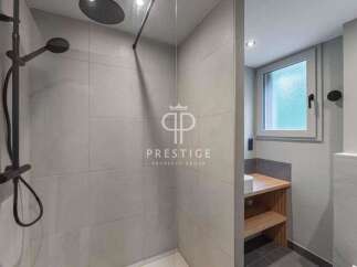 Discover modern elegance in this stunning bathroom.