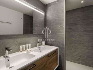 Discover modern luxury in this stunning bathroom.