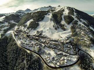 Discover a stunning mountain property nestled in a picturesque ski resort.