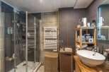 Discover modern elegance in this stunning bathroom.