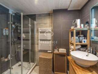 Discover modern elegance in this stunning bathroom.