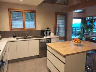 Discover modern elegance in this stunning kitchen.