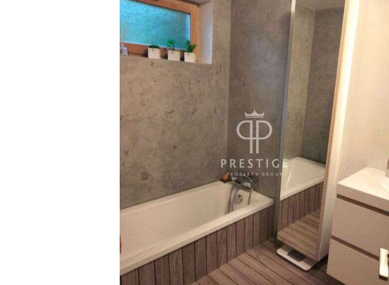Discover a luxurious bathroom with a modern design.