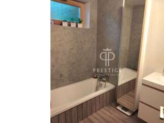 Discover a luxurious bathroom with a modern design.