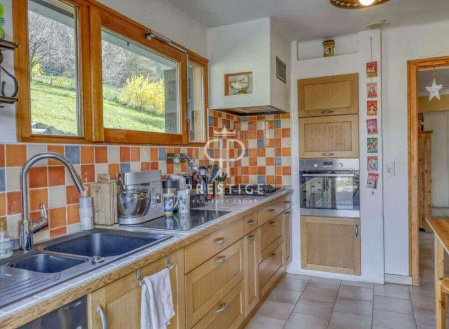 Discover a charming kitchen with a rustic design.