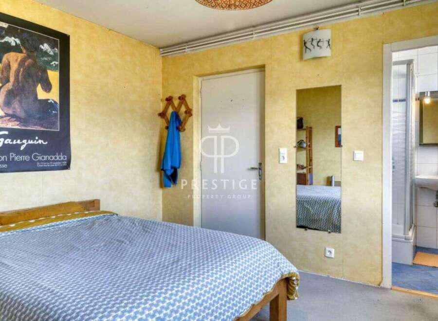 Discover this charming property featuring a cozy bedroom with a unique Gauguin artwork.