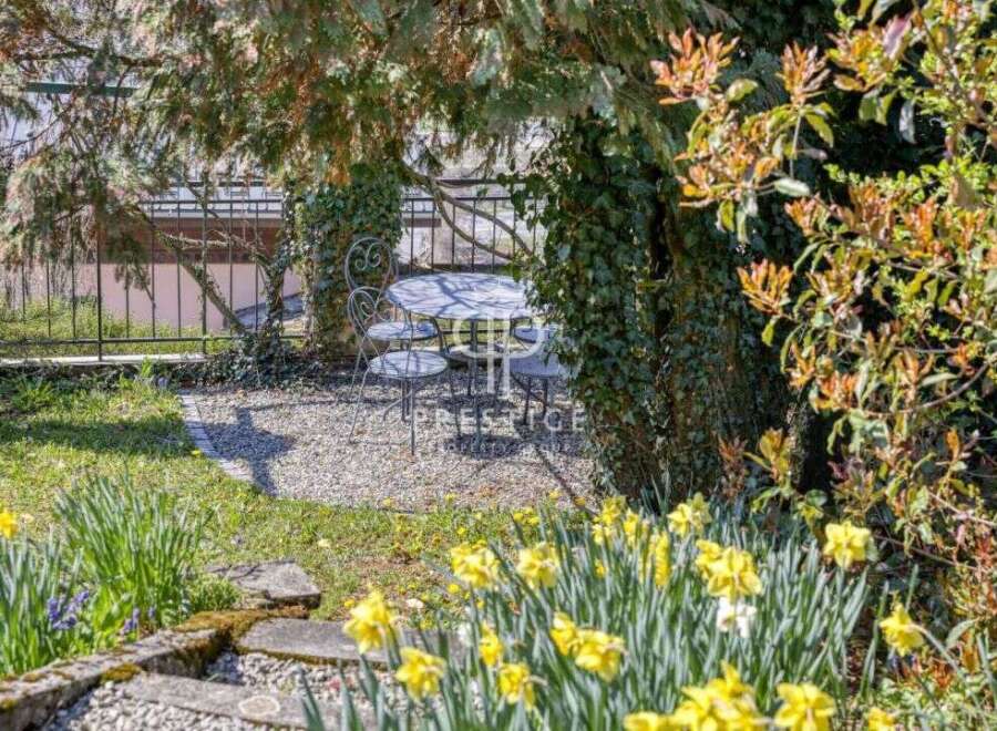 Discover a charming outdoor space perfect for relaxation and entertaining.