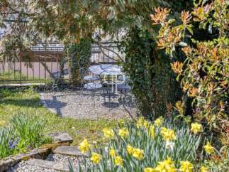 Discover a charming outdoor space perfect for relaxation and entertaining.