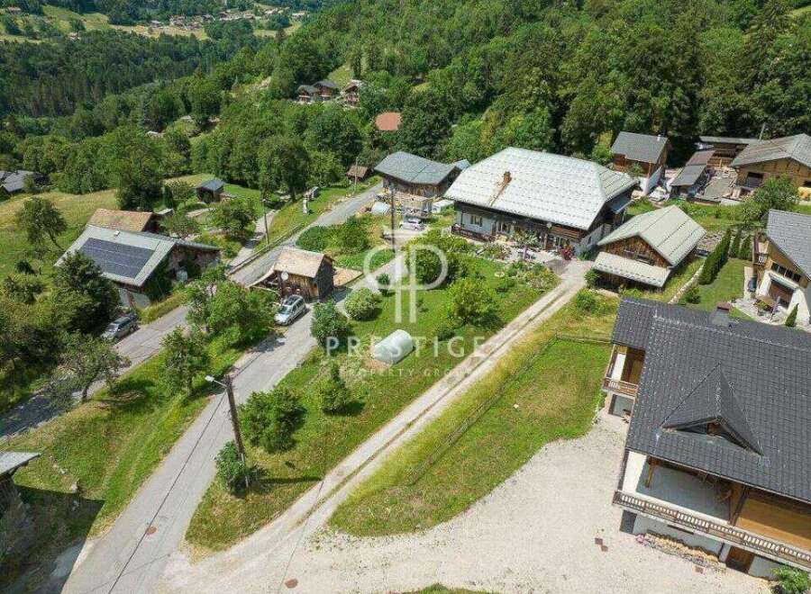 Discover a stunning property nestled in a picturesque mountain setting.