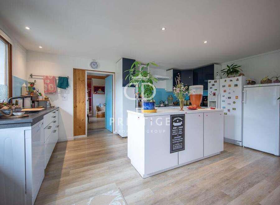 Discover this stunning kitchen with modern design and ample space.