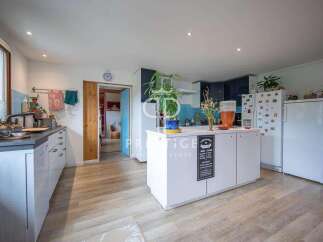 Discover this stunning kitchen with modern design and ample space.