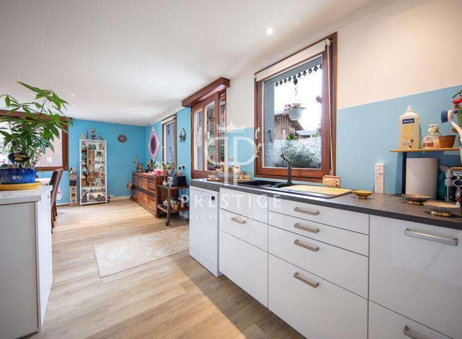 Discover this charming property with a bright and airy kitchen, perfect for culinary enthusiasts.