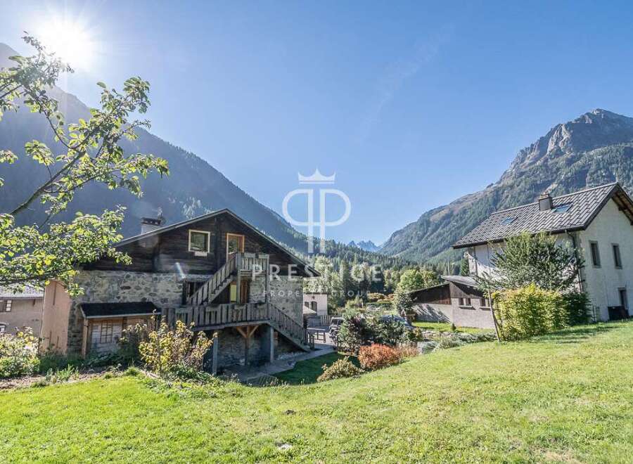 Discover a charming property nestled in a picturesque mountain setting.