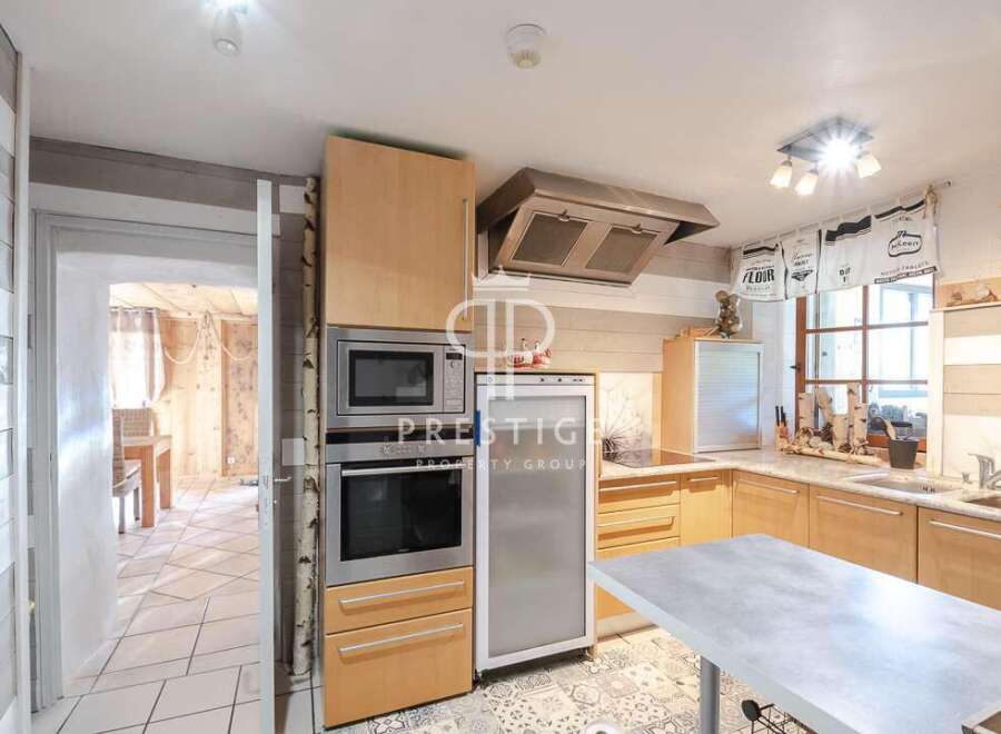 Discover this charming kitchen, perfect for culinary enthusiasts.