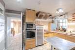 Discover this charming kitchen, perfect for culinary enthusiasts.
