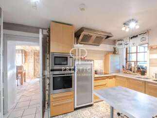 Discover this charming kitchen, perfect for culinary enthusiasts.