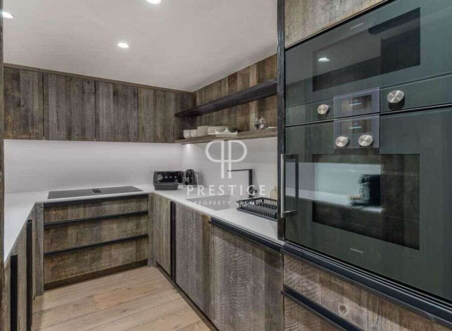 Discover modern luxury in this stunning kitchen.