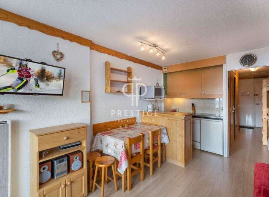 Cozy ski chalet with a charming dining area and a well-equipped kitchen.