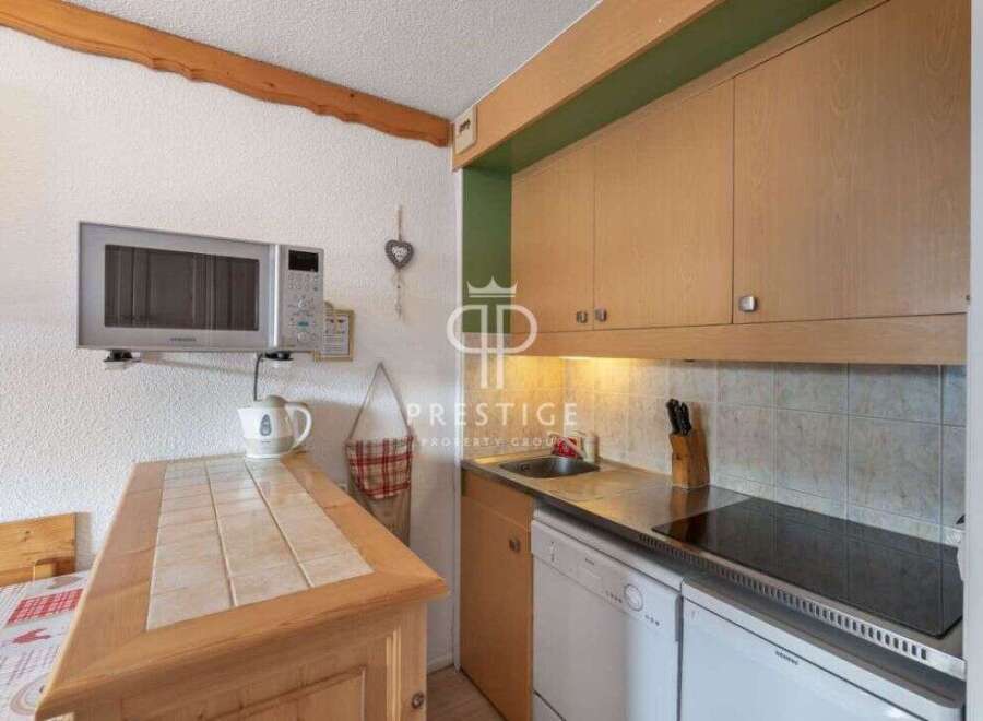 Discover this charming kitchen, perfect for preparing delicious meals.