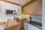 Discover this charming kitchen, perfect for preparing delicious meals.