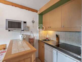 Discover this charming kitchen, perfect for preparing delicious meals.