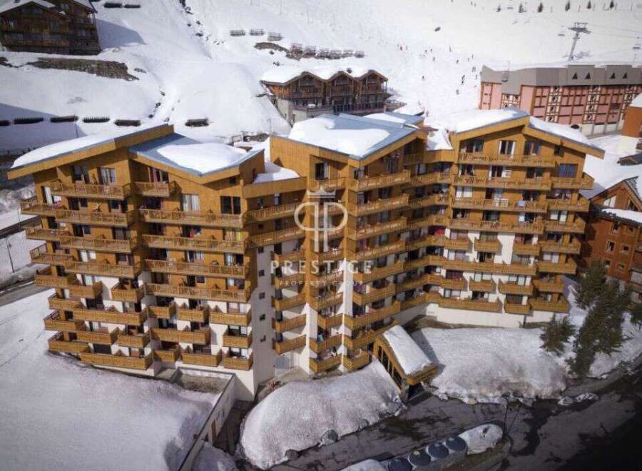 Discover luxury living in this stunning ski-in/ski-out property.