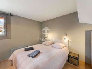 Discover a cozy bedroom with a touch of elegance.