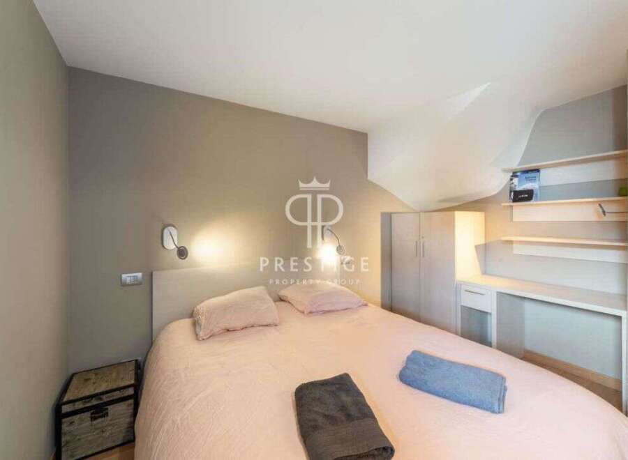 Discover a cozy bedroom with a modern design.