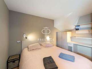 Discover a cozy bedroom with a modern design.