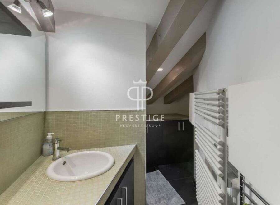 Discover a stylish bathroom with modern design.