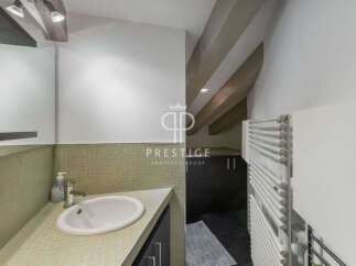 Discover a stylish bathroom with modern design.