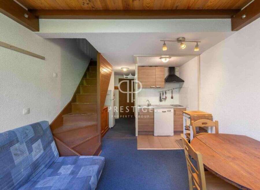 Discover this charming property featuring a cozy living space and a functional kitchen.
