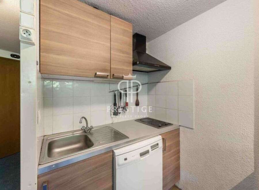 Discover this charming kitchen, perfect for culinary enthusiasts.