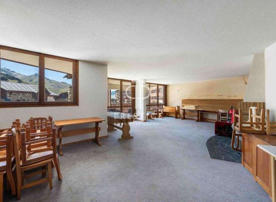 Discover a spacious property with stunning mountain views, perfect for a cozy retreat.