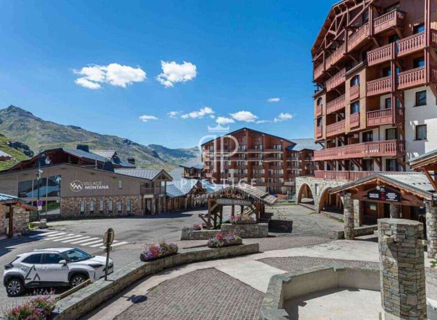 Discover the charm of Village Montana, a stunning property nestled in a picturesque mountain setting.