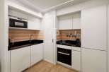 Discover modern elegance in this stunning kitchen.