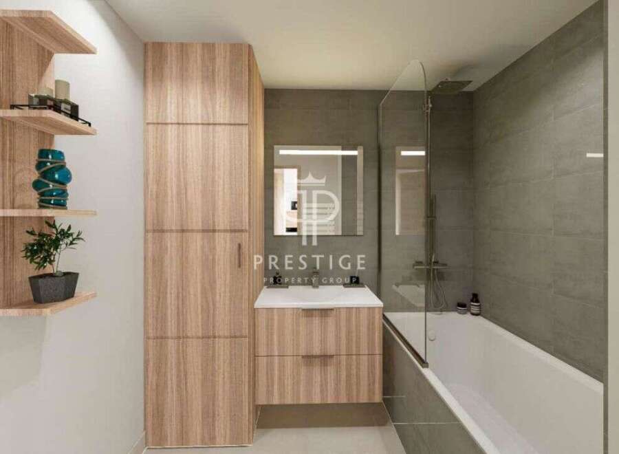 Discover modern elegance in this stunning bathroom.